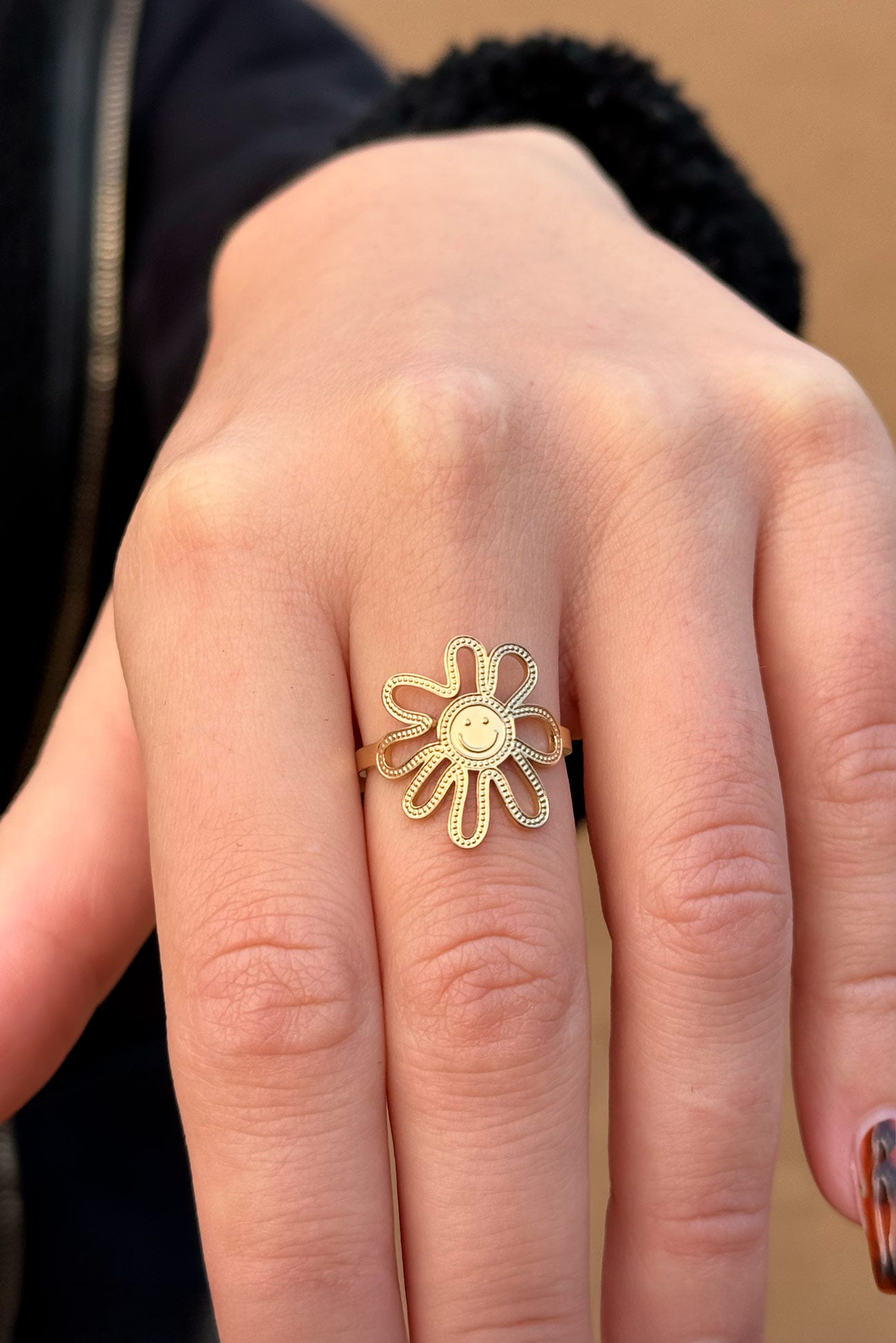 El anillo Happy Flower, es una pieza única fabricado en acero inoxidable dorado.