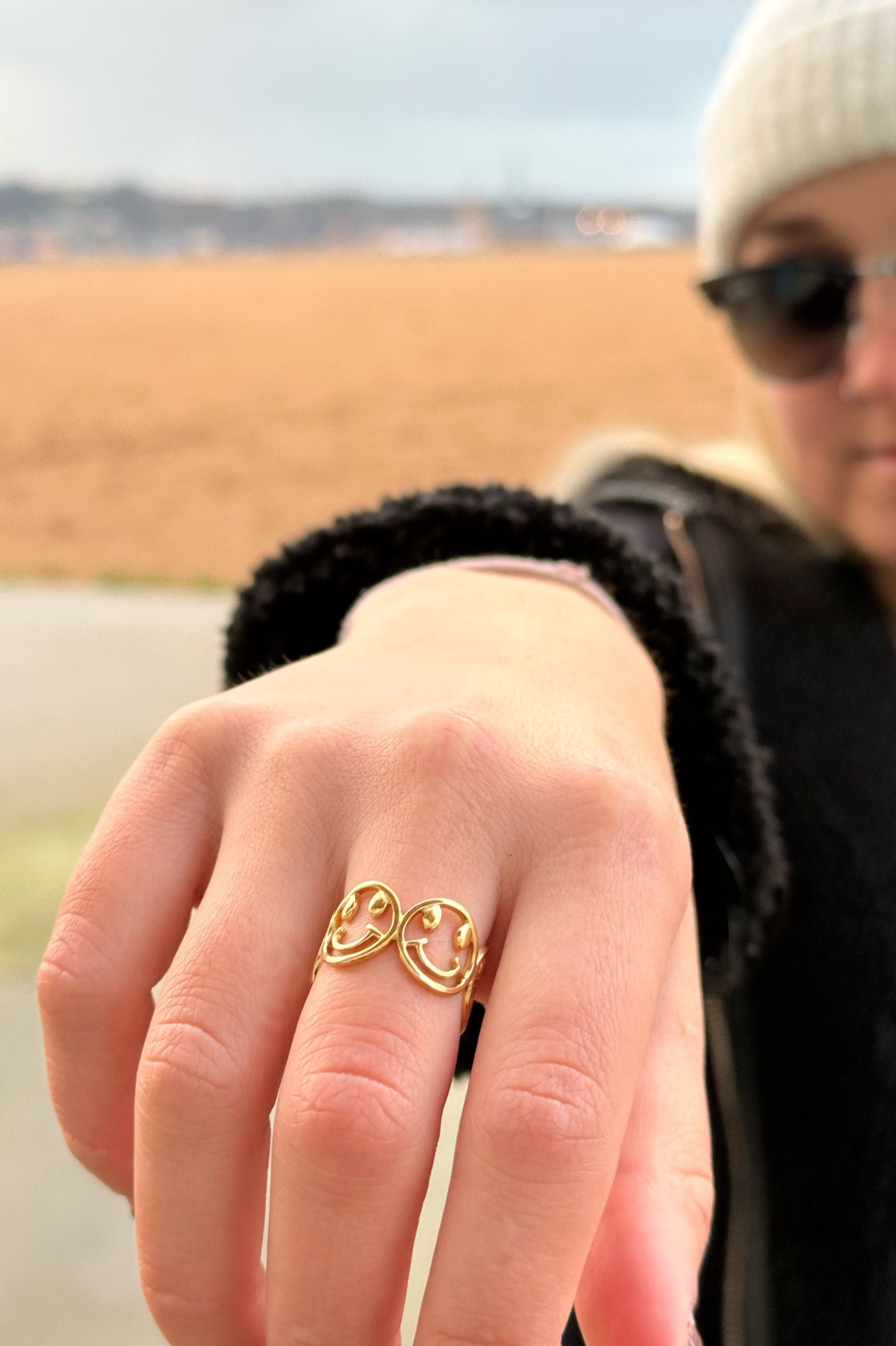 Gracias a su ajuste cómodo y versátil, este anillo es perfecto para cualquier talla y ocasión.