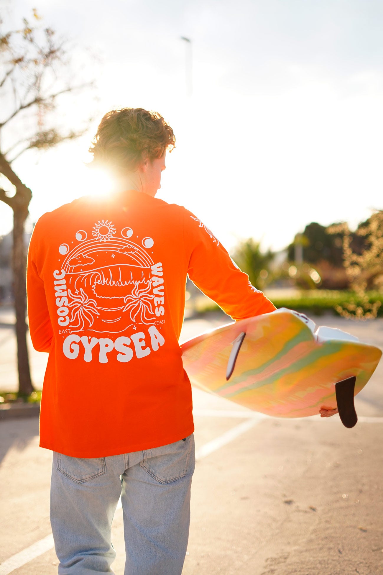 Esta camiseta de manga larga destaca por su color vibrante y llamativo, ideal para añadir un toque de energía a tu look.