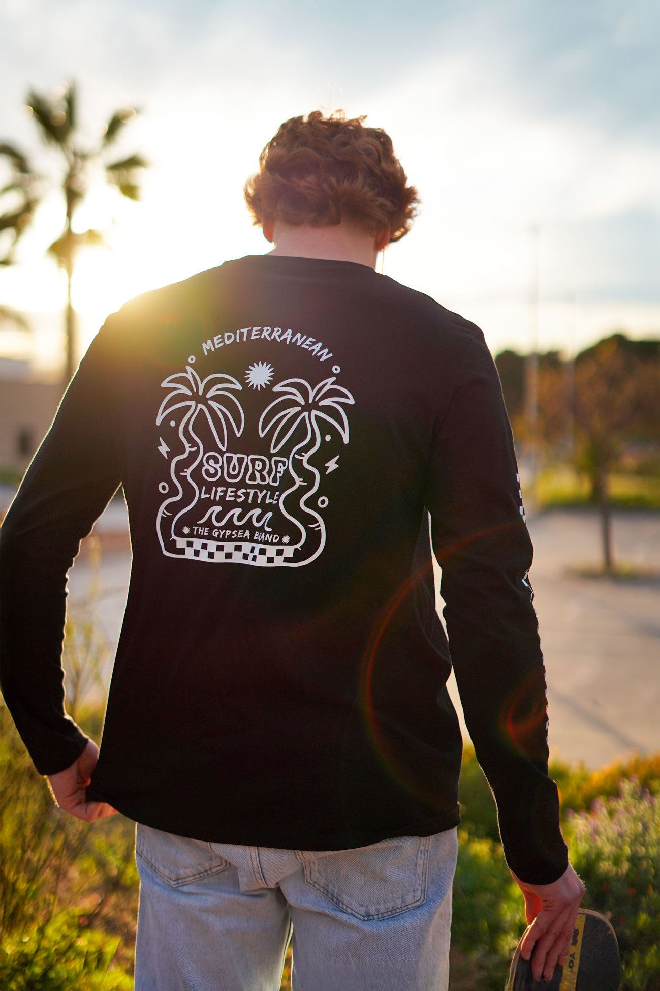 camiseta de manga larga está inspirada en los maravillosos y especiales días de olas en el Mediterráneo