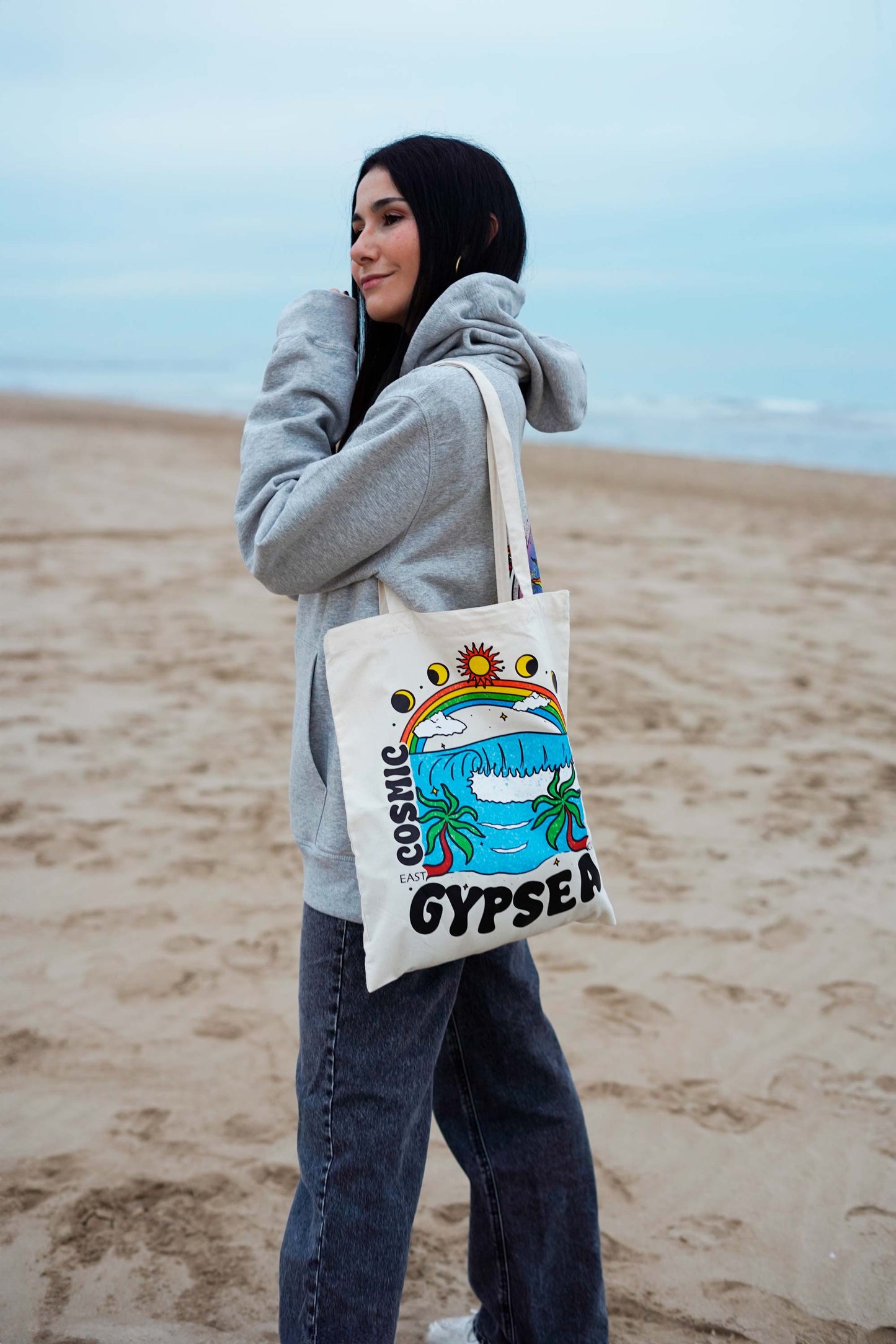 Tote bag con asas largas con punto de cruz reforzado. Medidas: 42x37 cm sin contar asas.