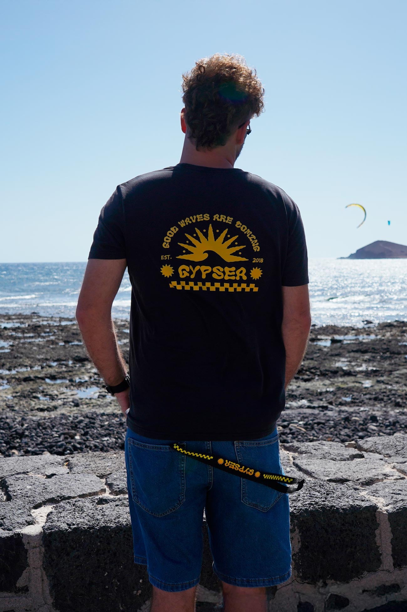 Camiseta Good Waves Are Coming Black