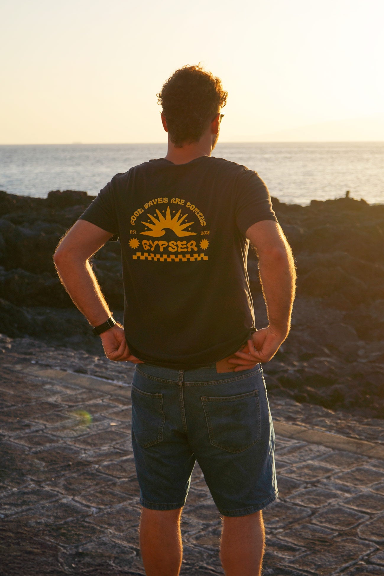 Camiseta Good Waves Are Coming Black