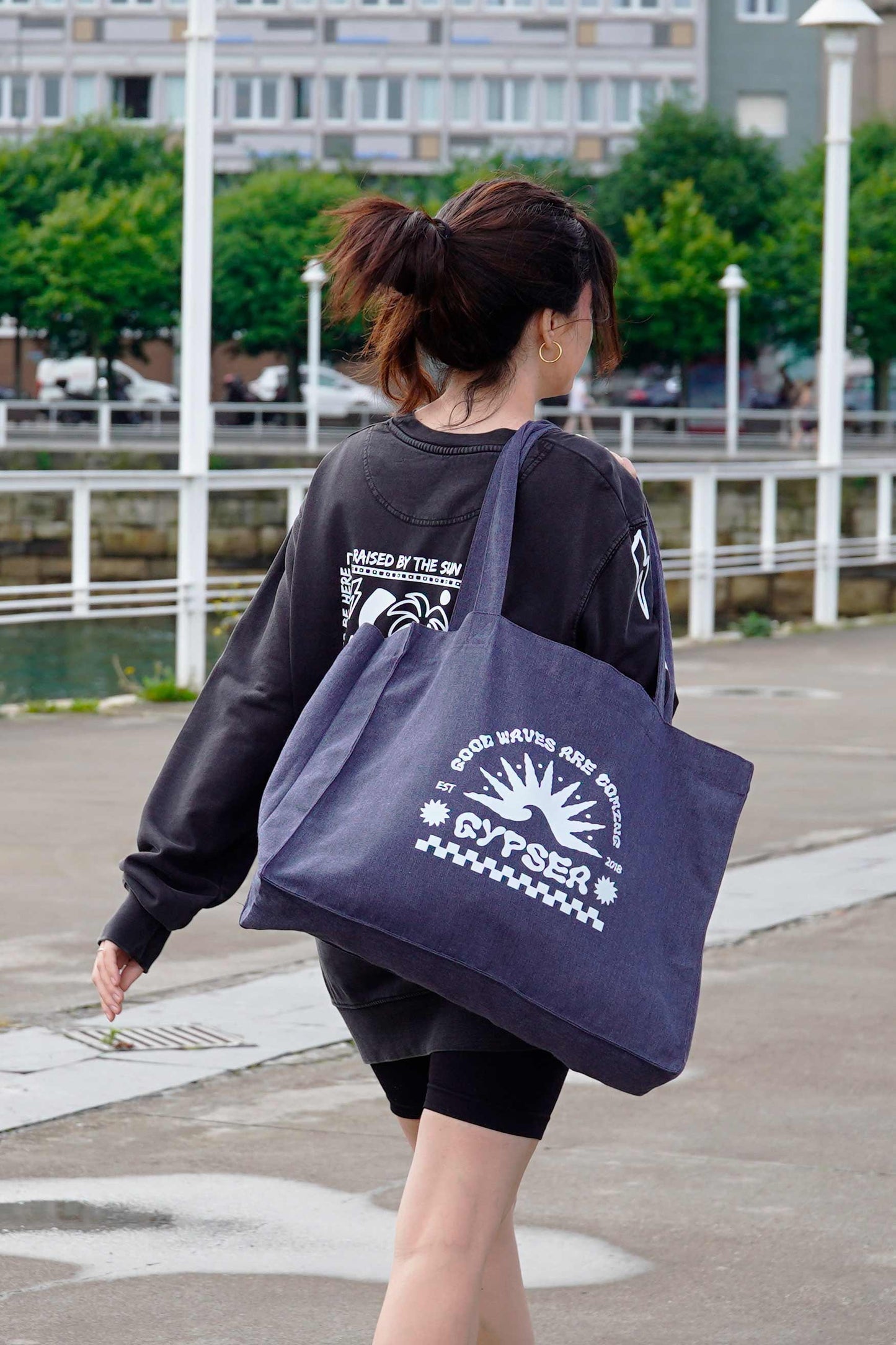 tote bag en color vaquero destaca por su gran tamaño.
