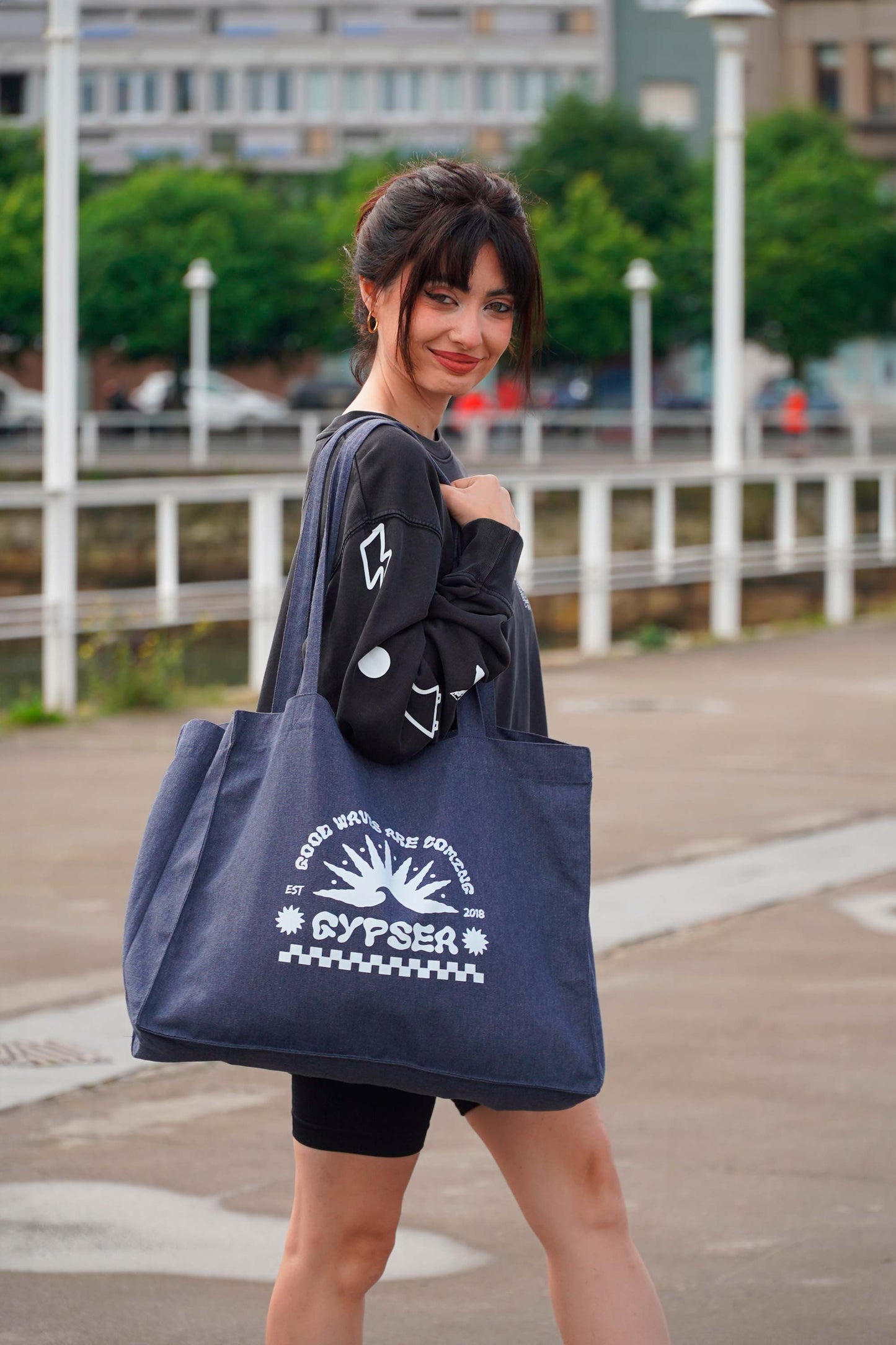 Este tote bag en color vaquero destaca por su gran tamaño y amplitud, ideal para llevar todo lo que necesitas con estilo.