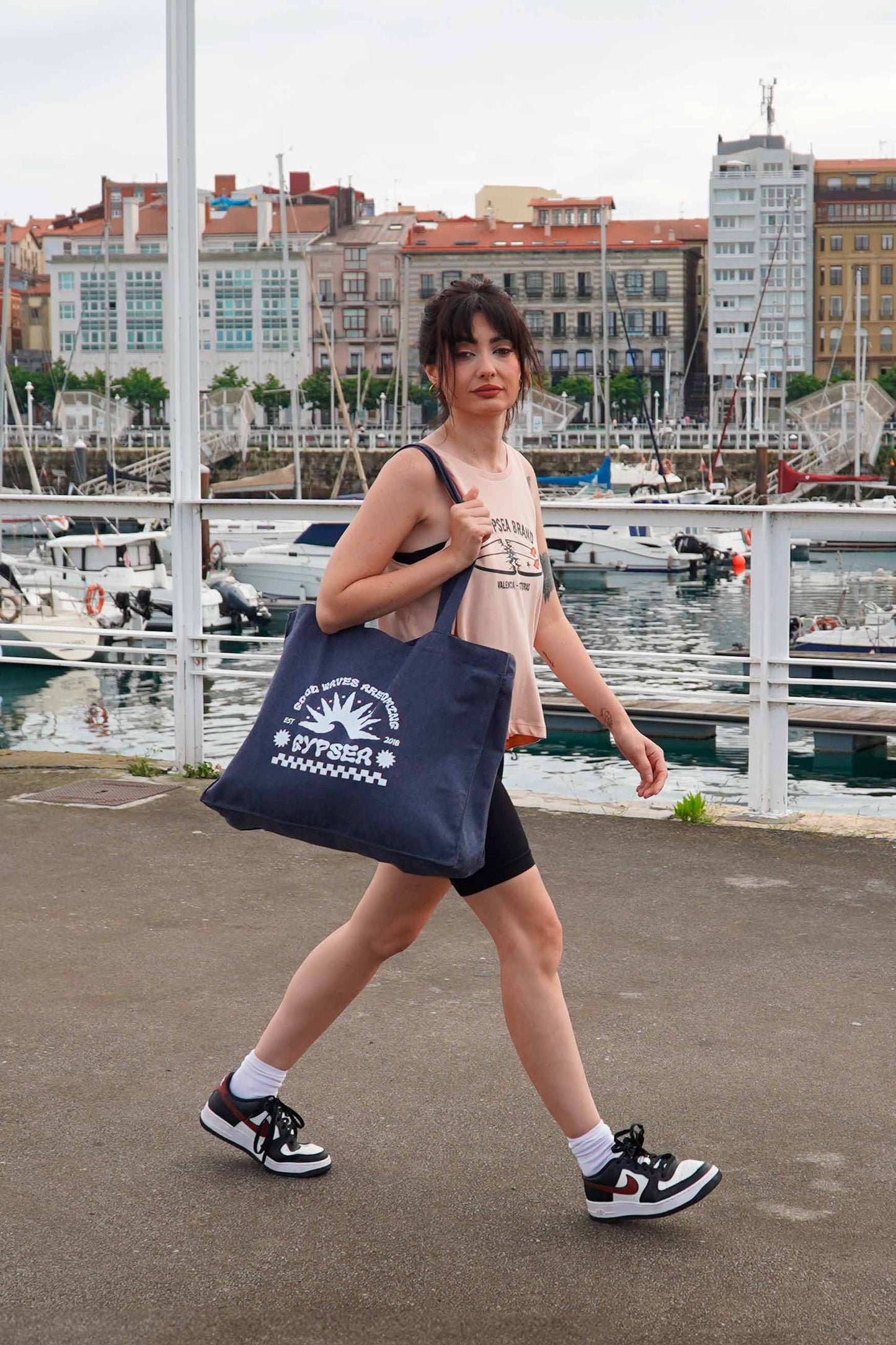 Tote bag confeccionado en algodón resistente y de origen sostenible.
