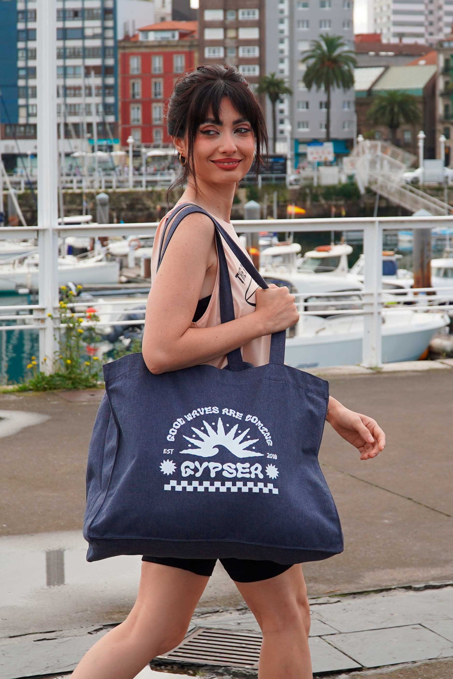 Este Tote Bag es ¡Un accesorio práctico, duradero y comprometido con el medio ambiente!
