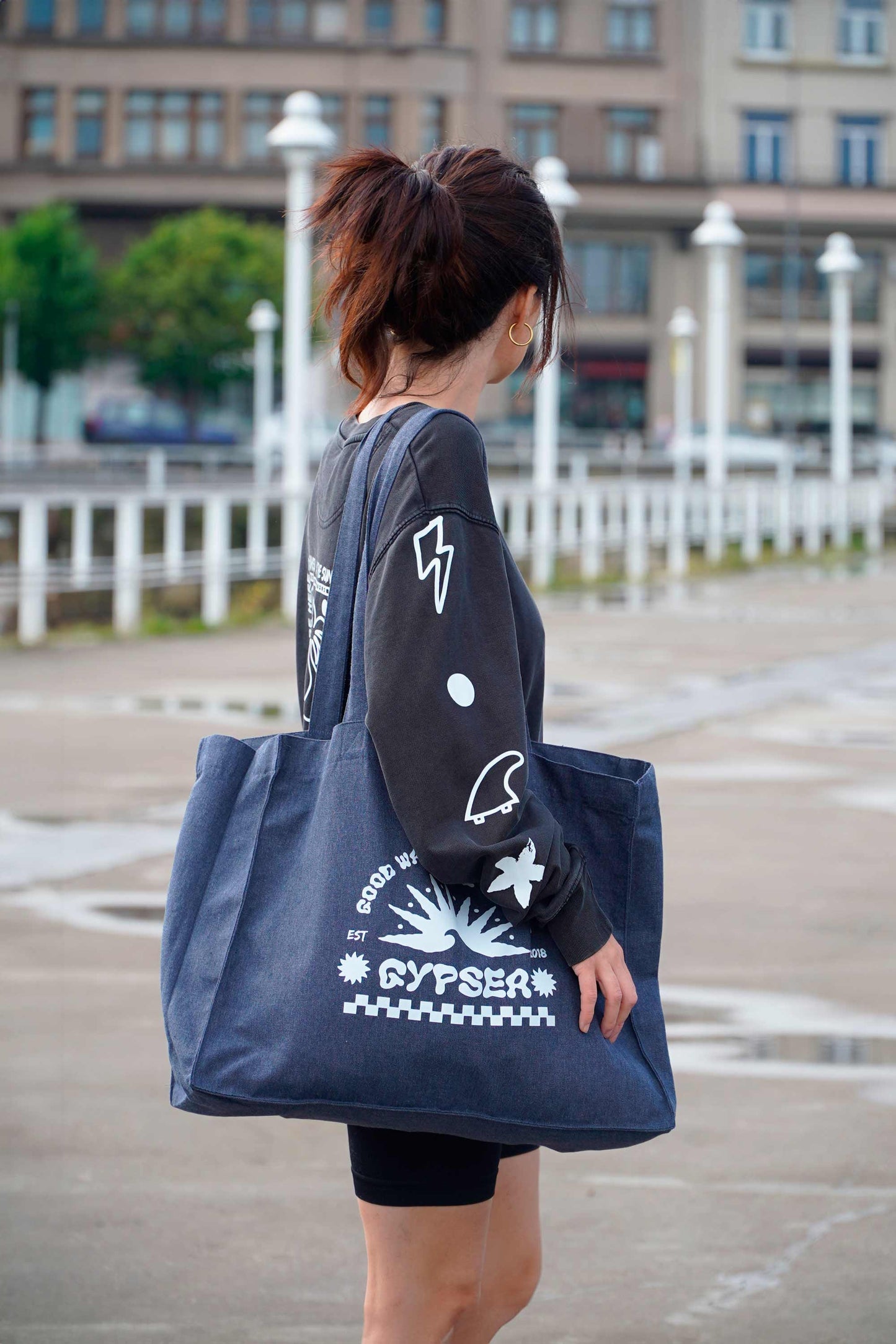 Shopping bag con fuelle lateral.
Asas largas con refuerzo en cruz.
Puntada simple en los bordes del bolso en el mismo tono.