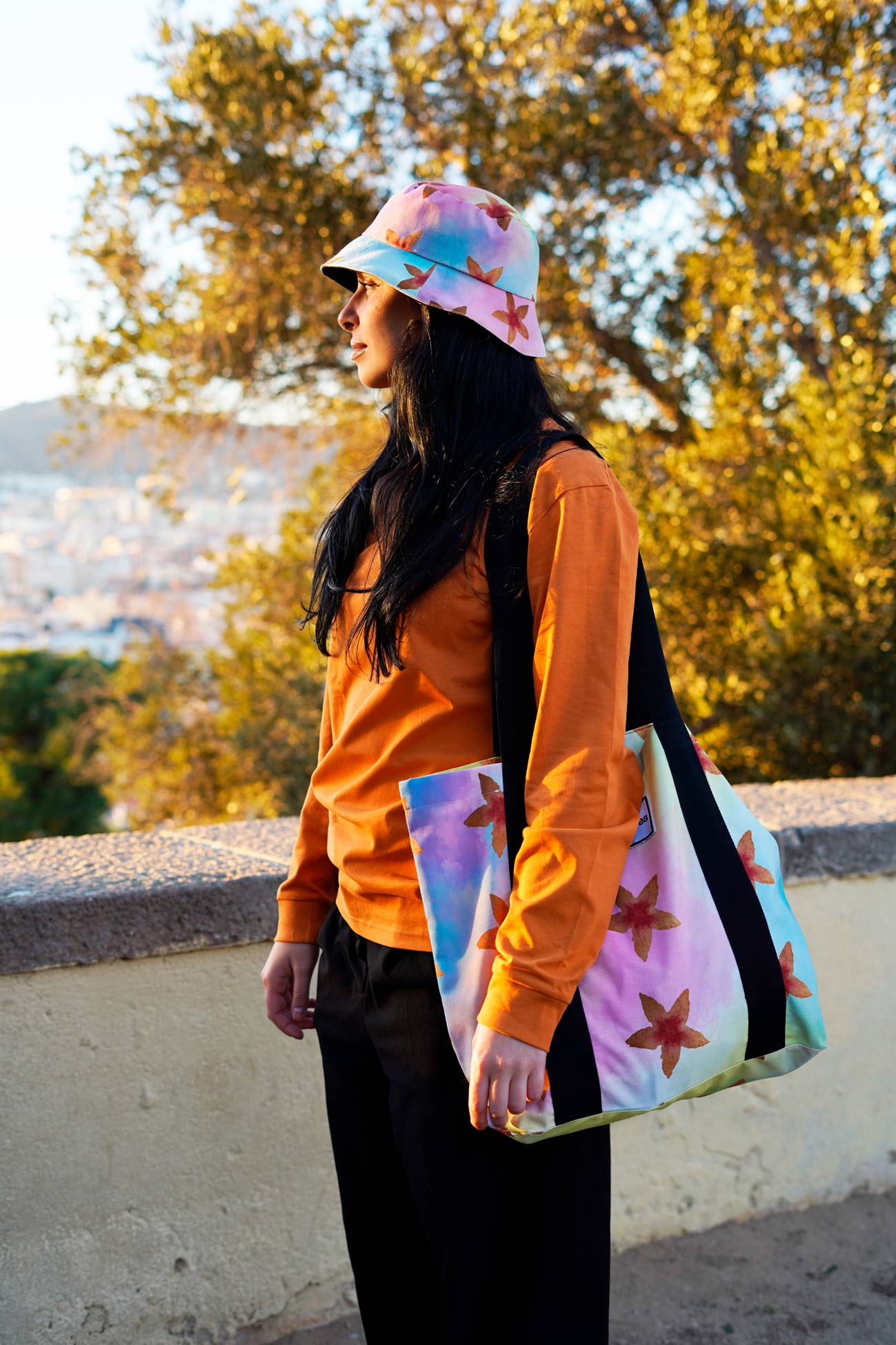 Es una pieza única, perfecta para quienes buscan un accesorio funcional, sostenible y con mucho estilo.
