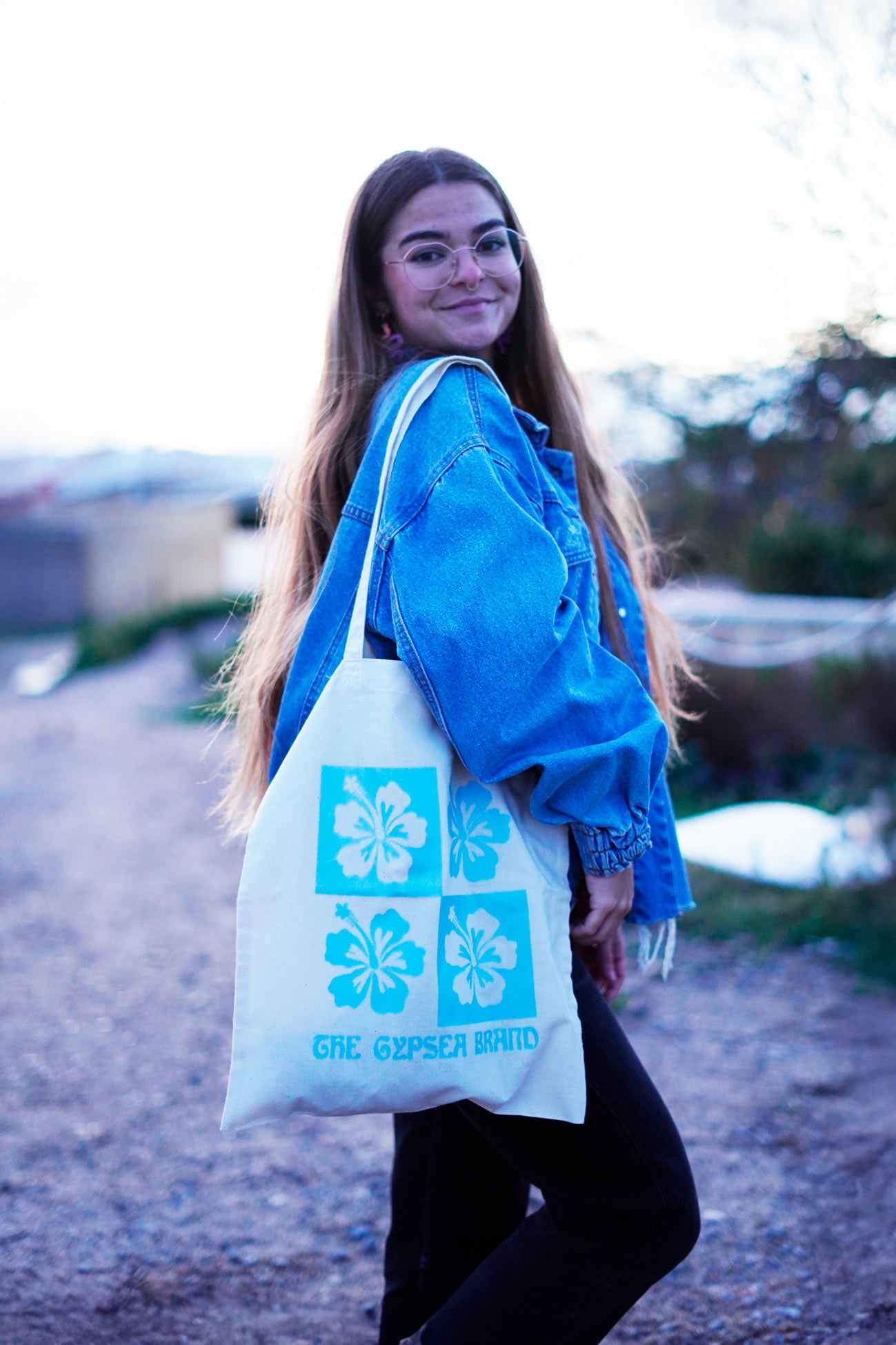 Este tote bag está fabricado con algodón 100% orgánico, lo que no solo garantiza durabilidad y estilo, sino también un compromiso con el medio ambiente.
