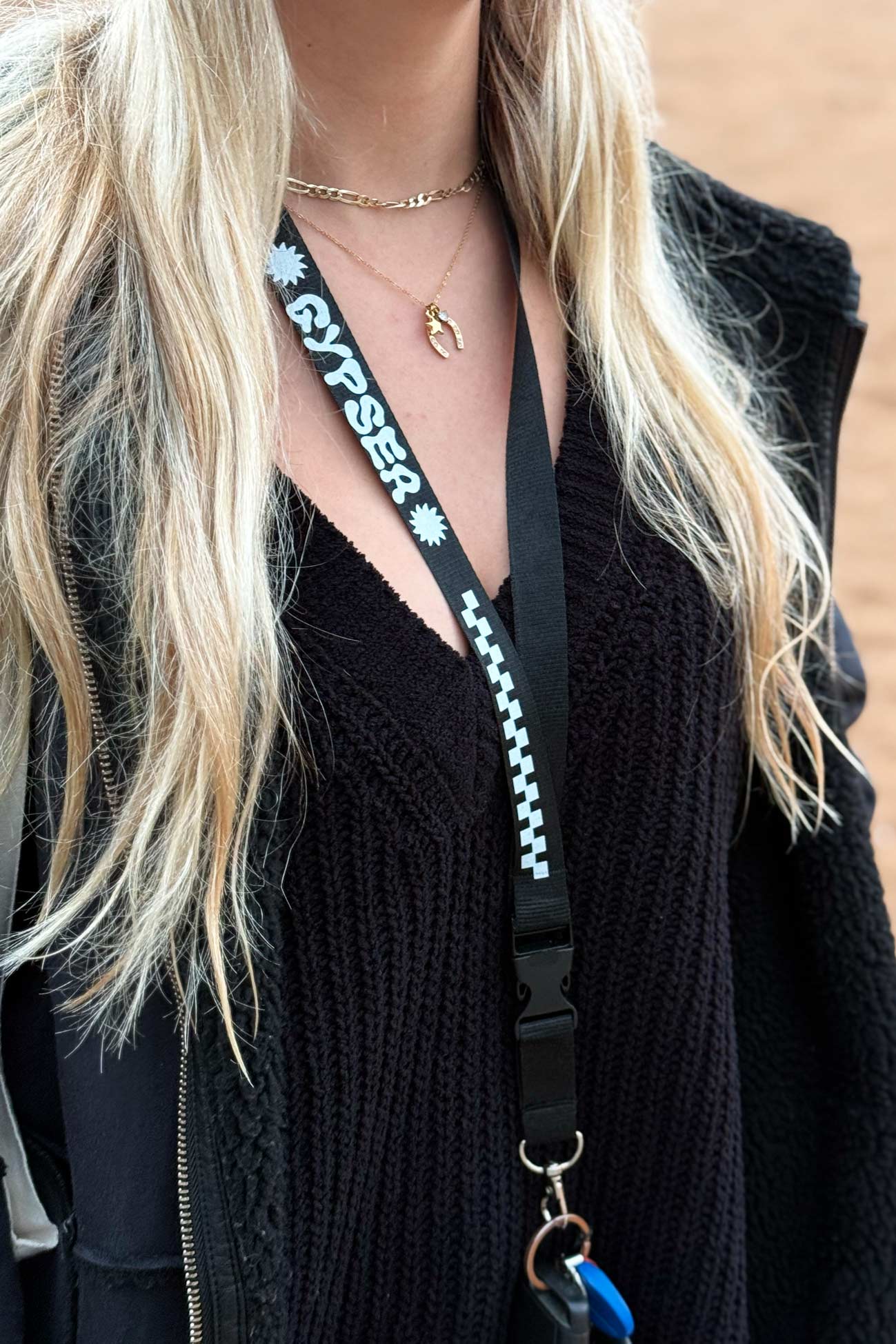 Lanyard estampado con letras blancas