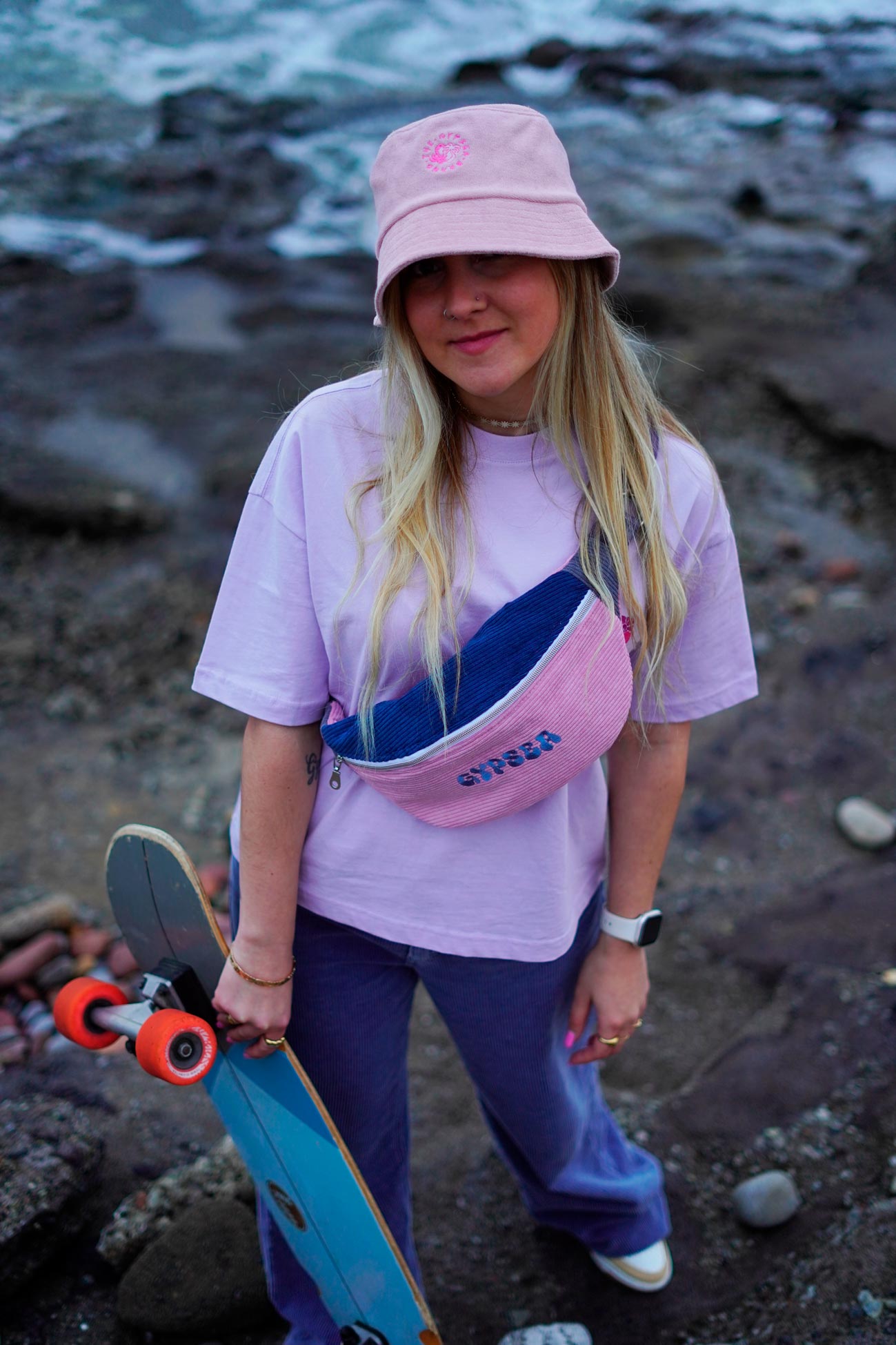 Dale un toque relajado y sostenible a tu estilo con este Bucket Hat de tela rizo en color rosa palo, confeccionado con 100% algodón orgánico.