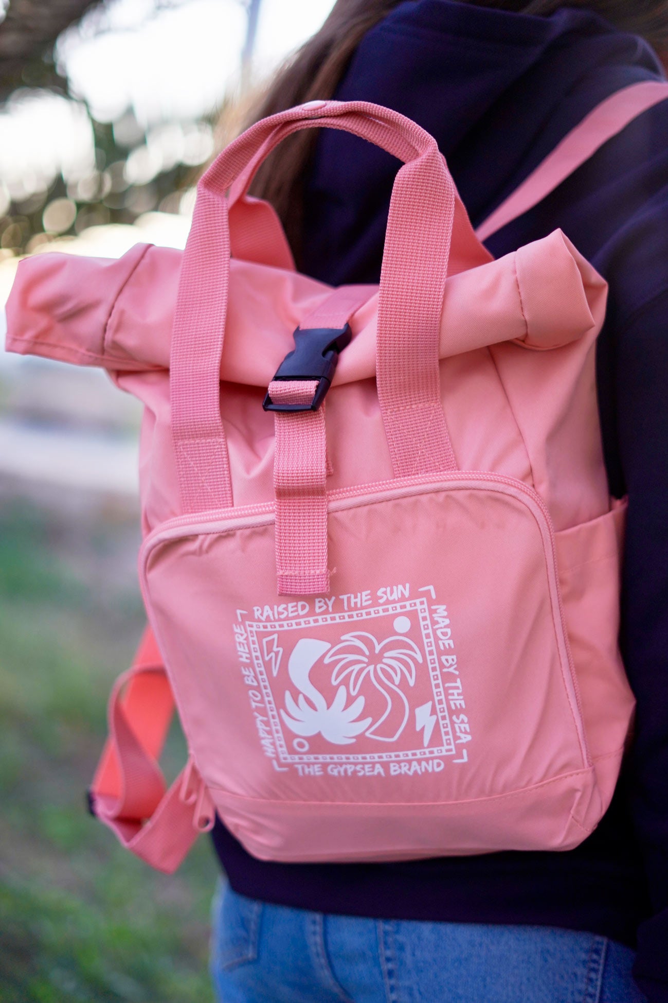 Mochila sostenible e hidrófuga en color rosa, ideal para playa y aventuras en la naturaleza.