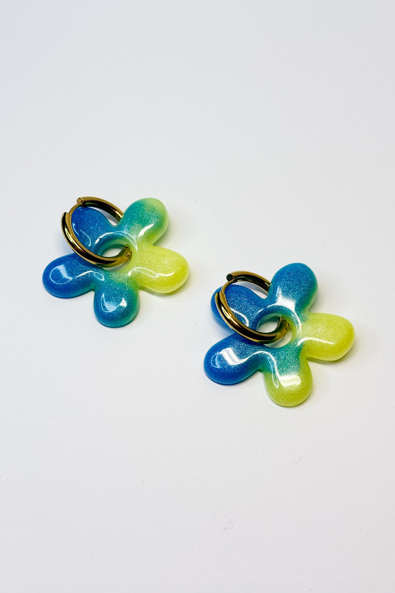 Su diseño combina colores fluorescentes que crean un efecto llamativo y luminoso, ideal para destacar en cualquier ocasión.