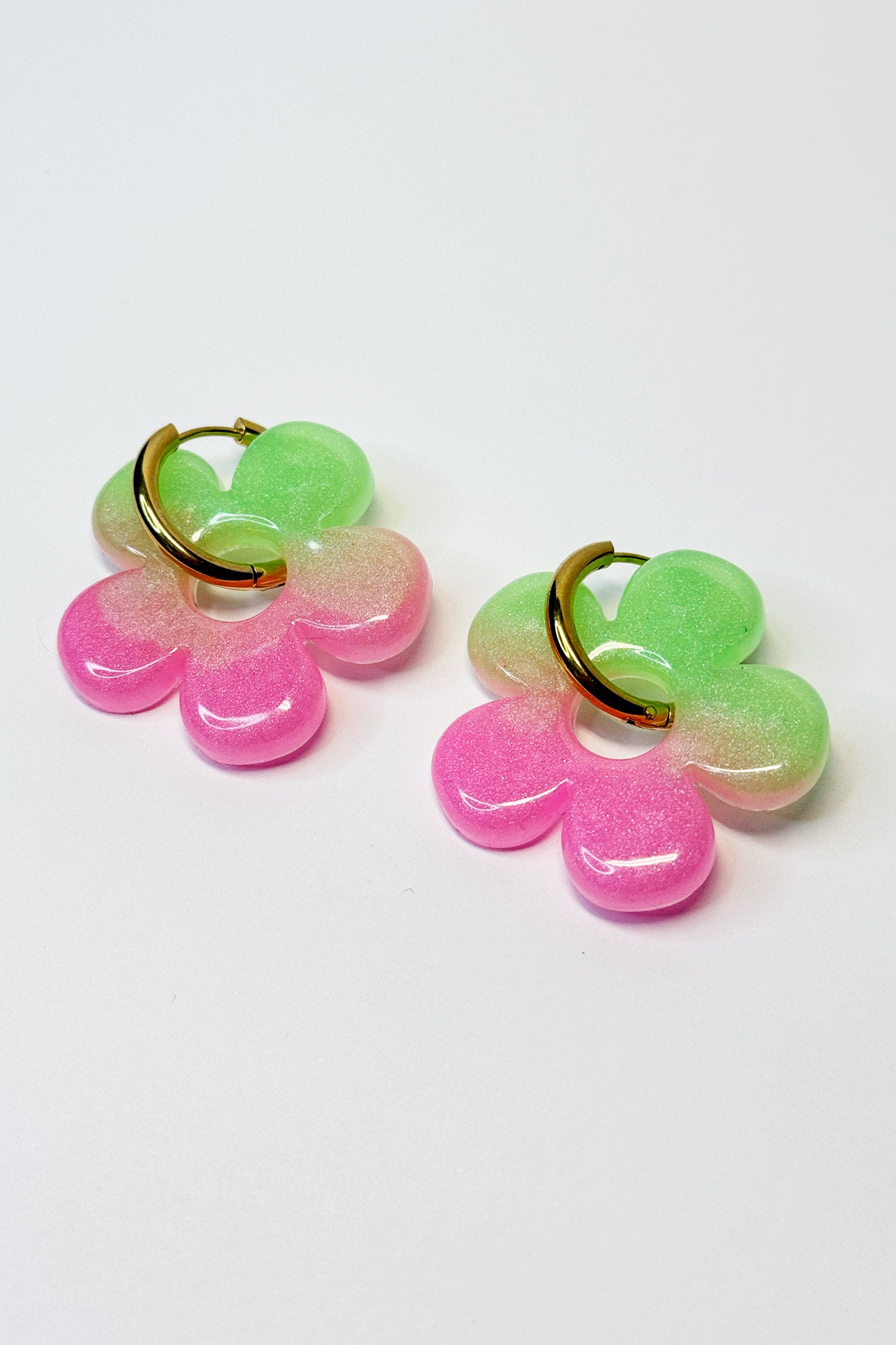 Su diseño combina colores fluorescentes que crean un efecto llamativo y luminoso, ideal para destacar en cualquier ocasión.