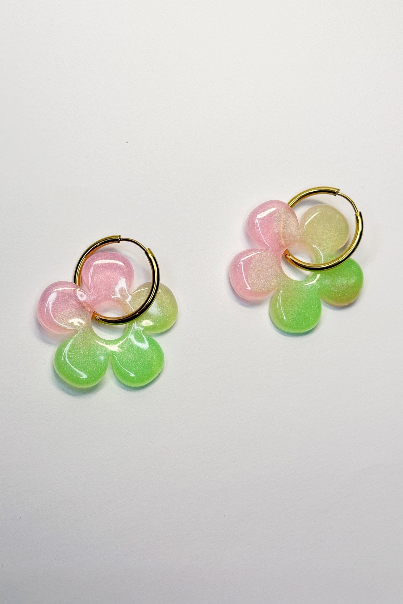 Su diseño combina colores fluorescentes que crean un efecto llamativo y luminoso, ideal para destacar en cualquier ocasión.