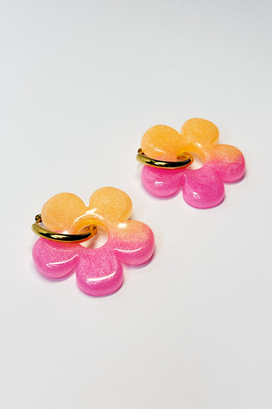 Añade un toque atrevido y único a tu estilo con estos bonitos pendientes en forma de flor, hechos a mano con resina de epoxi de alta calidad.