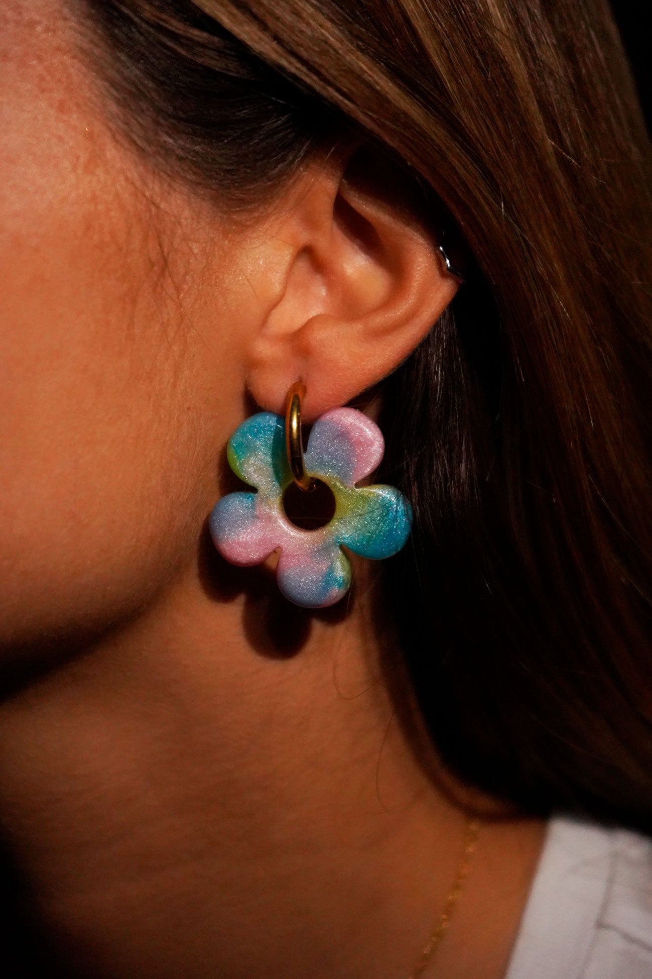 Añade un toque atrevido y único a tu estilo con estos bonitos pendientes en forma de flor, hechos a mano con resina de epoxi de alta calidad.