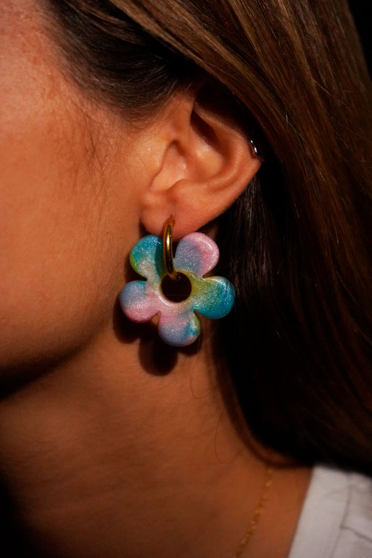Añade un toque atrevido y único a tu estilo con estos bonitos pendientes en forma de flor, hechos a mano con resina de epoxi de alta calidad.