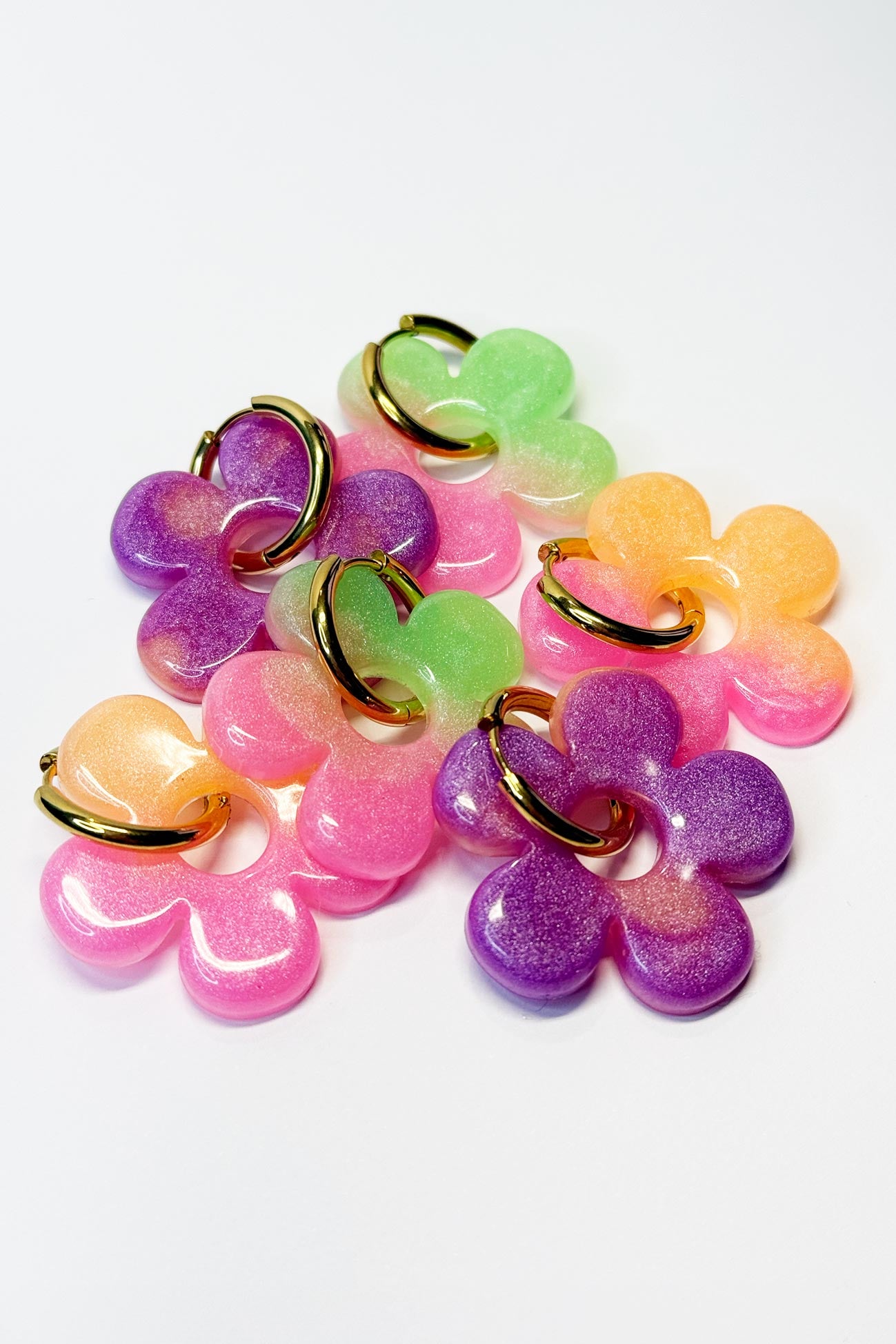Su diseño combina colores fluorescentes que crean un efecto llamativo y luminoso, ideal para destacar en cualquier ocasión.