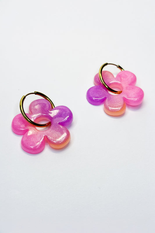 Añade un toque atrevido y único a tu estilo con estos bonitos pendientes en forma de flor, hechos a mano con resina de epoxi de alta calidad.
