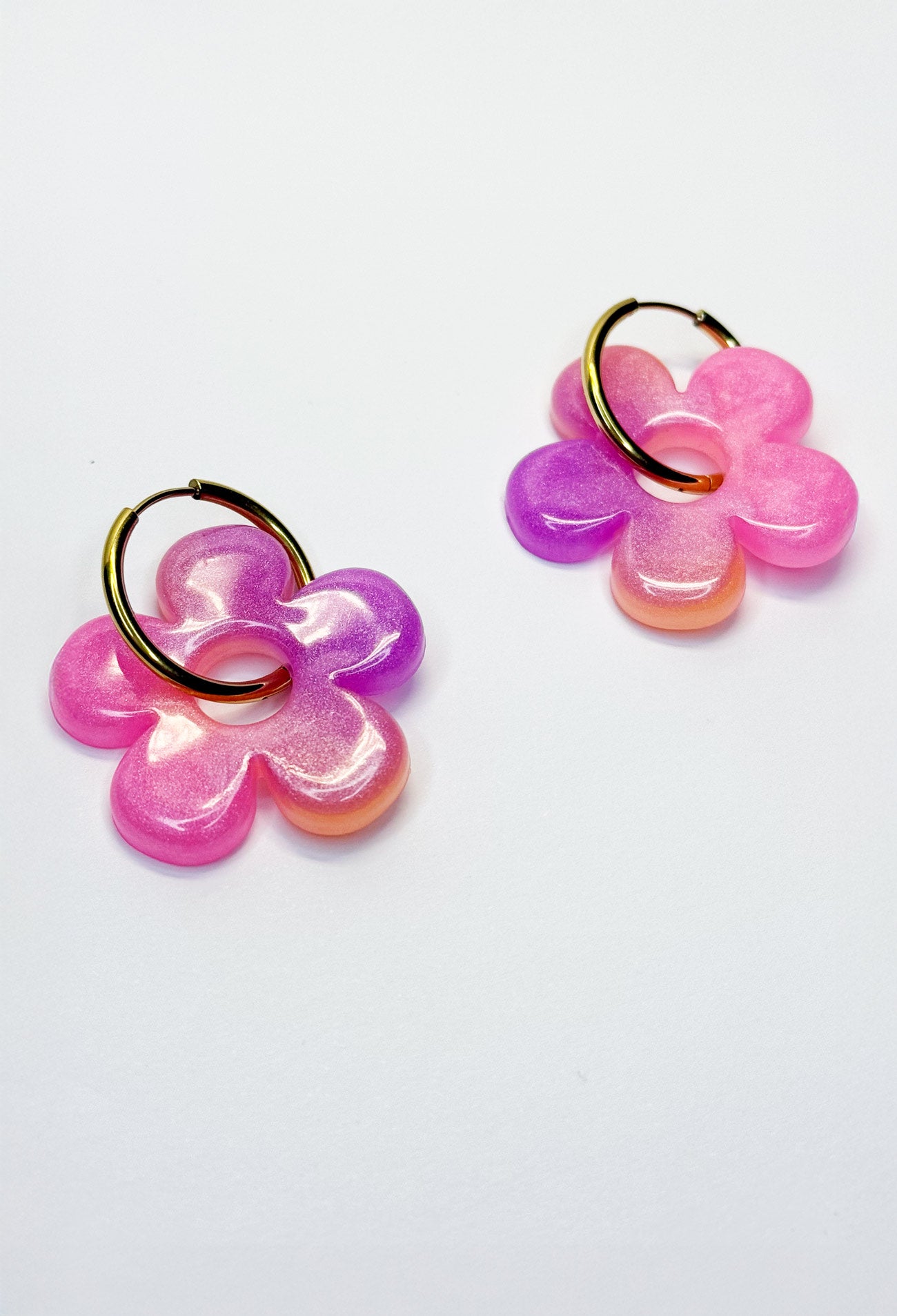 Su diseño combina colores fluorescentes que crean un efecto llamativo y luminoso, ideal para destacar en cualquier ocasión.