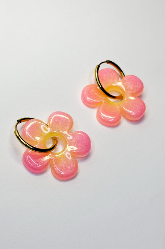 Añade un toque atrevido y único a tu estilo con estos bonitos pendientes en forma de flor, hechos a mano con resina de epoxi de alta calidad.
