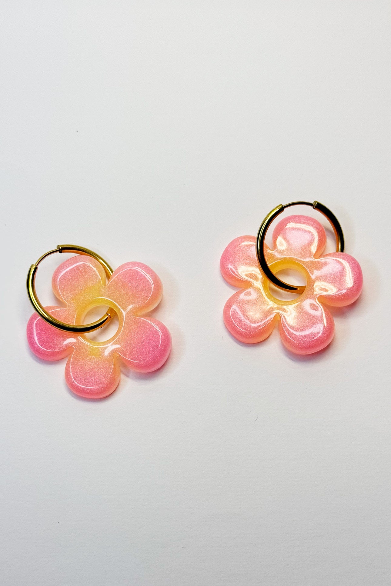 Su diseño combina colores fluorescentes que crean un efecto llamativo y luminoso, ideal para destacar en cualquier ocasión.