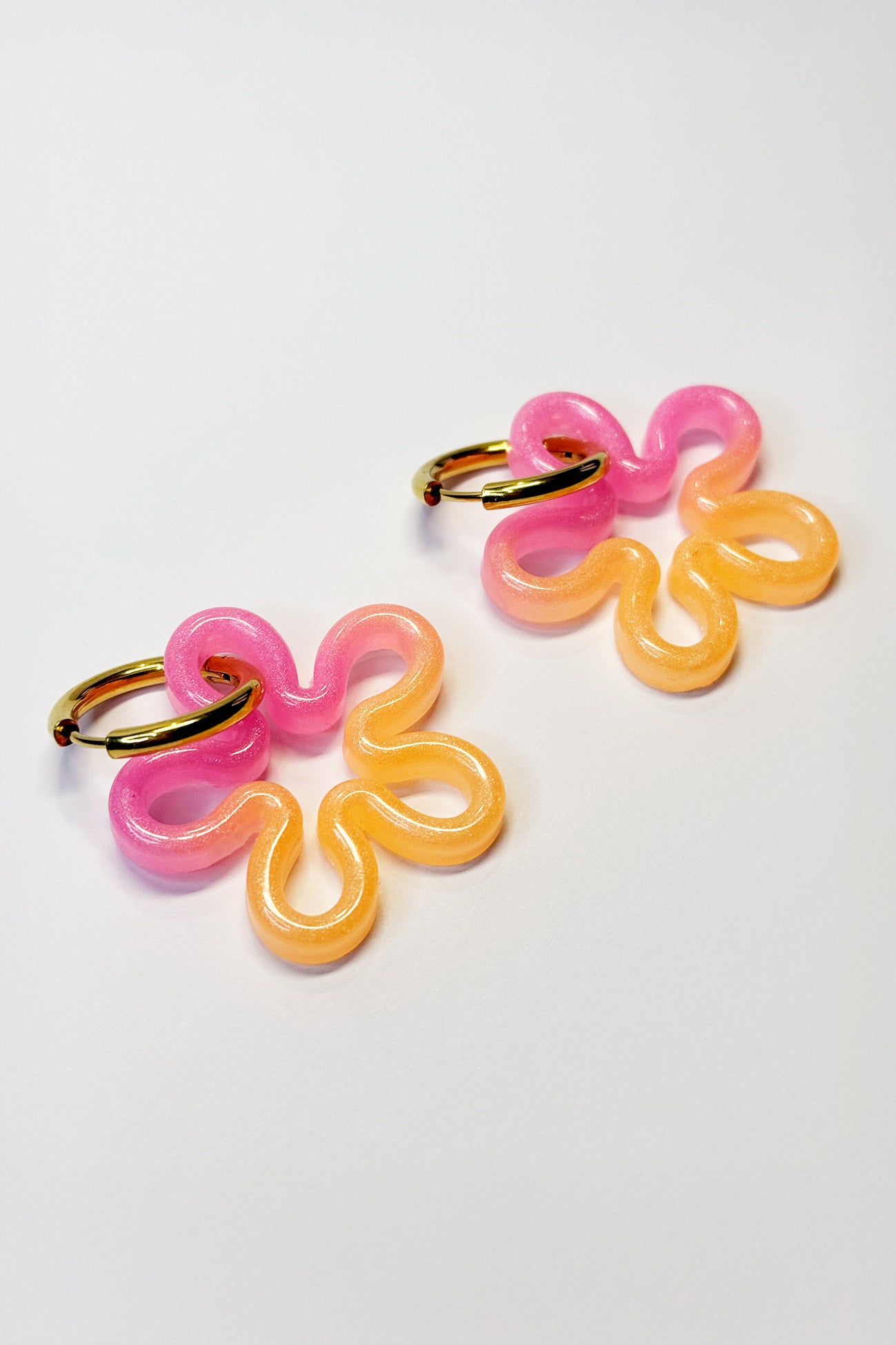 Su diseño combina colores fluorescentes que crean un efecto llamativo y luminoso, ideal para destacar en cualquier ocasión.