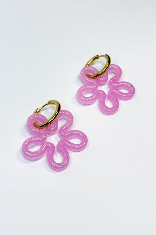 Añade un toque atrevido y único a tu estilo con estos bonitos pendientes en forma de flor, hechos a mano con resina de epoxi de alta calidad.