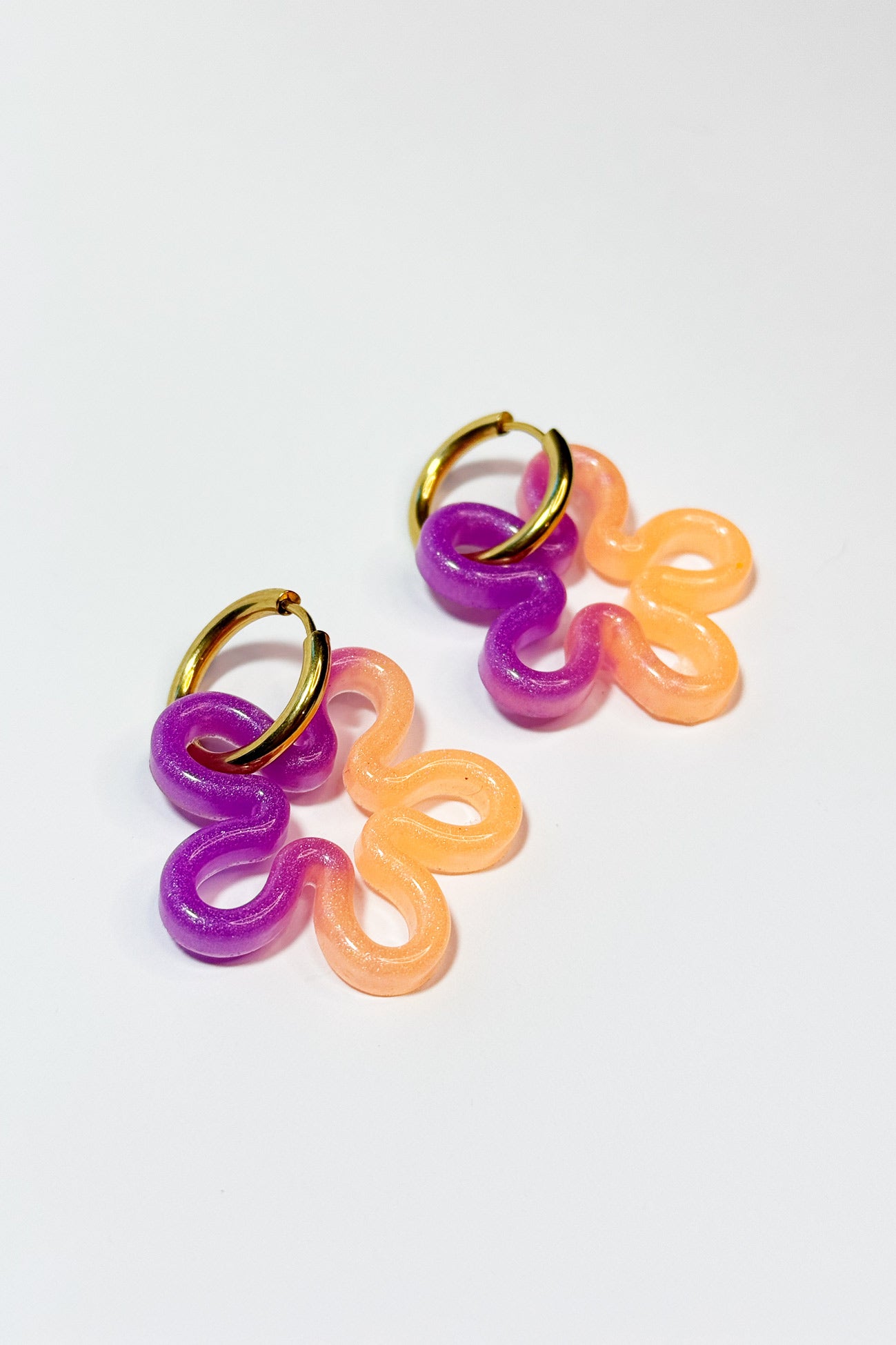 Añade un toque atrevido y único a tu estilo con estos bonitos pendientes en forma de flor, hechos a mano con resina de epoxi de alta calidad.