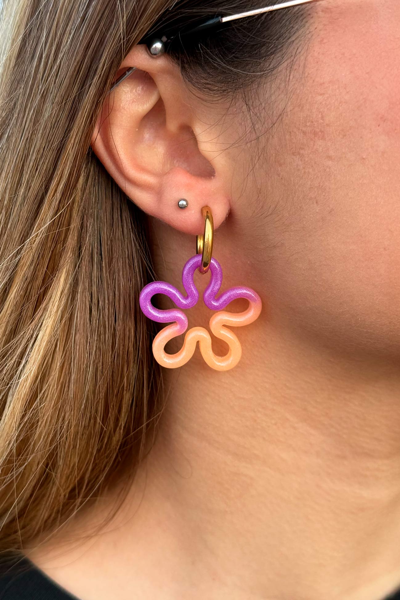 Su diseño combina colores fluorescentes que crean un efecto llamativo y luminoso, ideal para destacar en cualquier ocasión