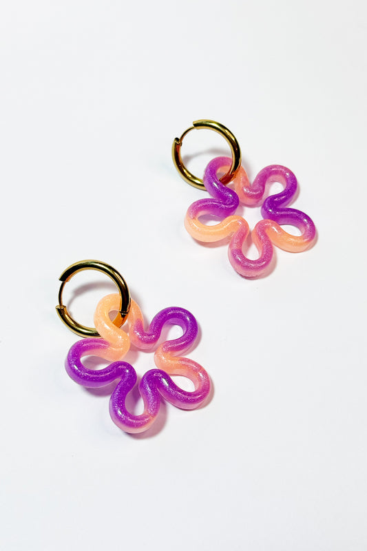 Añade un toque atrevido y único a tu estilo con estos bonitos pendientes en forma de flor, hechos a mano con resina de epoxi de alta calidad.