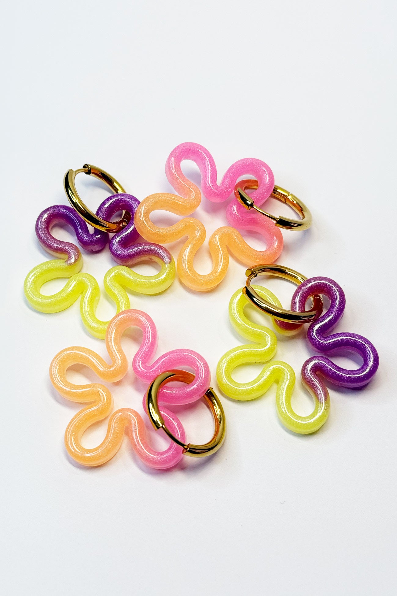 Su diseño combina colores fluorescentes que crean un efecto llamativo y luminoso, ideal para destacar en cualquier ocasión.