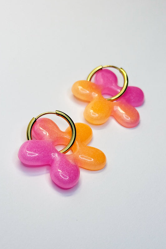 Añade un toque atrevido y único a tu estilo con estos bonitos pendientes en forma de flor, hechos a mano con resina de epoxi de alta calidad.