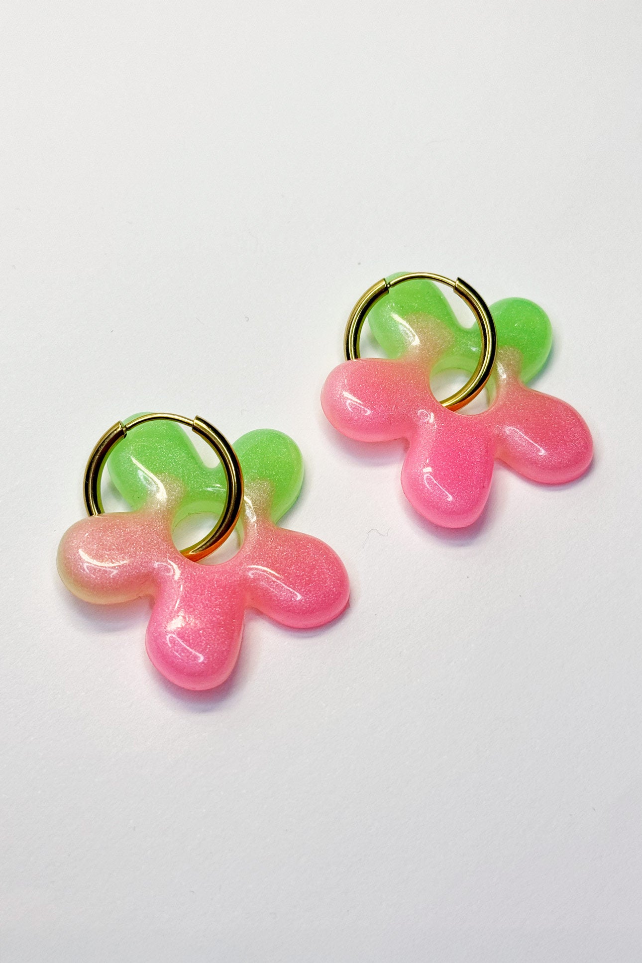 Su diseño combina colores fluorescentes que crean un efecto llamativo y luminoso, ideal para destacar en cualquier ocasión.