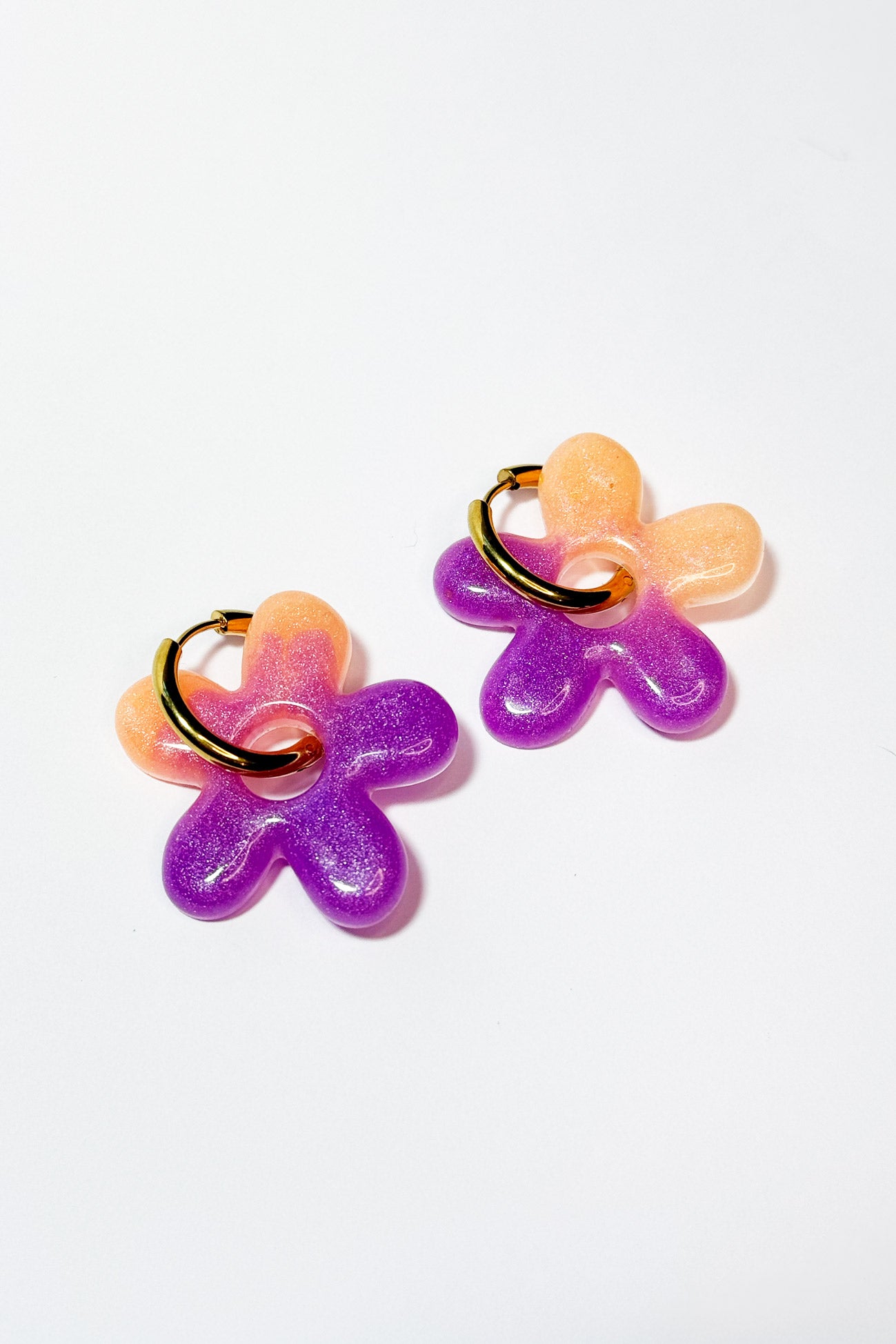 Su diseño combina colores fluorescentes que crean un efecto llamativo y luminoso, ideal para destacar en cualquier ocasión.