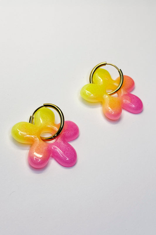 Añade un toque atrevido y único a tu estilo con estos bonitos pendientes en forma de flor, hechos a mano con resina de epoxi de alta calidad.