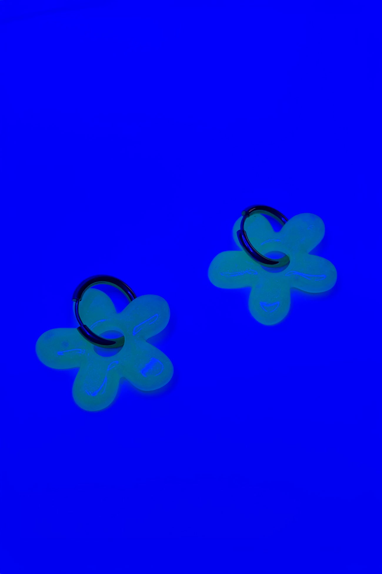 Su diseño combina colores fluorescentes que crean un efecto llamativo y luminoso, ideal para destacar en cualquier ocasión.