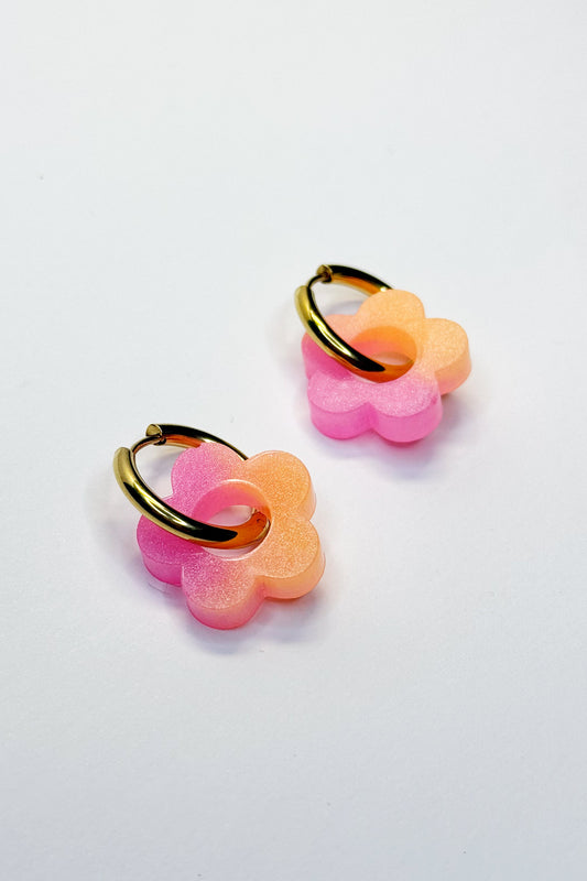 Añade un toque atrevido y único a tu estilo con estos bonitos pendientes en forma de flor, hechos a mano con resina de epoxi de alta calidad.