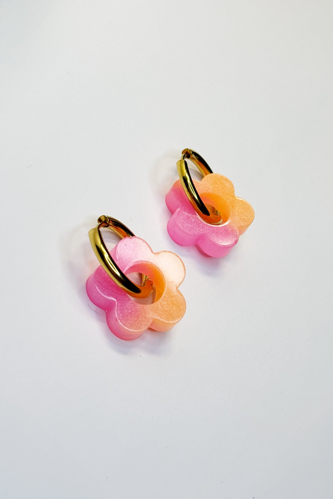 Su diseño combina colores fluorescentes que crean un efecto llamativo y luminoso, ideal para destacar en cualquier ocasión.