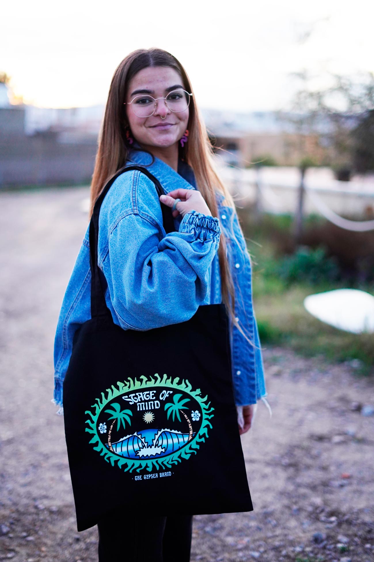 Este tote bag está fabricado con algodón 100% orgánico, lo que no solo garantiza durabilidad y estilo, sino también un compromiso con el medio ambiente.