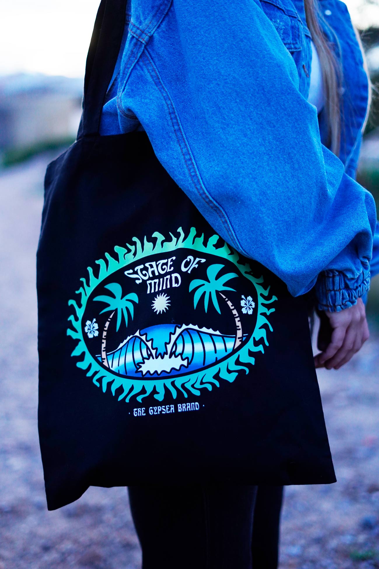 Con un diseño vibrante y un amplio espacio, este bolso es perfecto para el día a día.