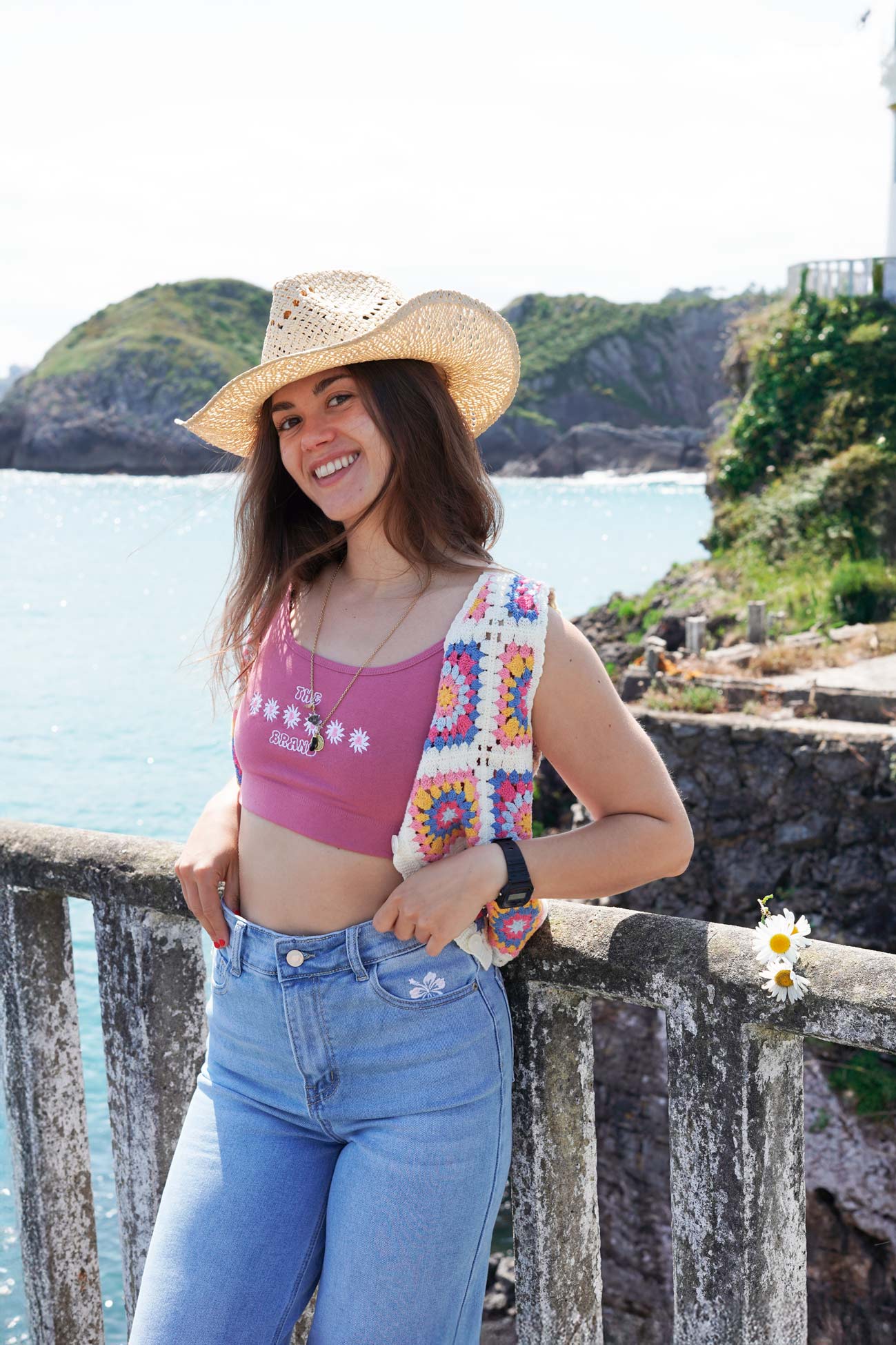 Ligero, delicado y con alma costera. Este sombrero de paja en tono claro es el accesorio ideal para protegerte del sol con estilo.