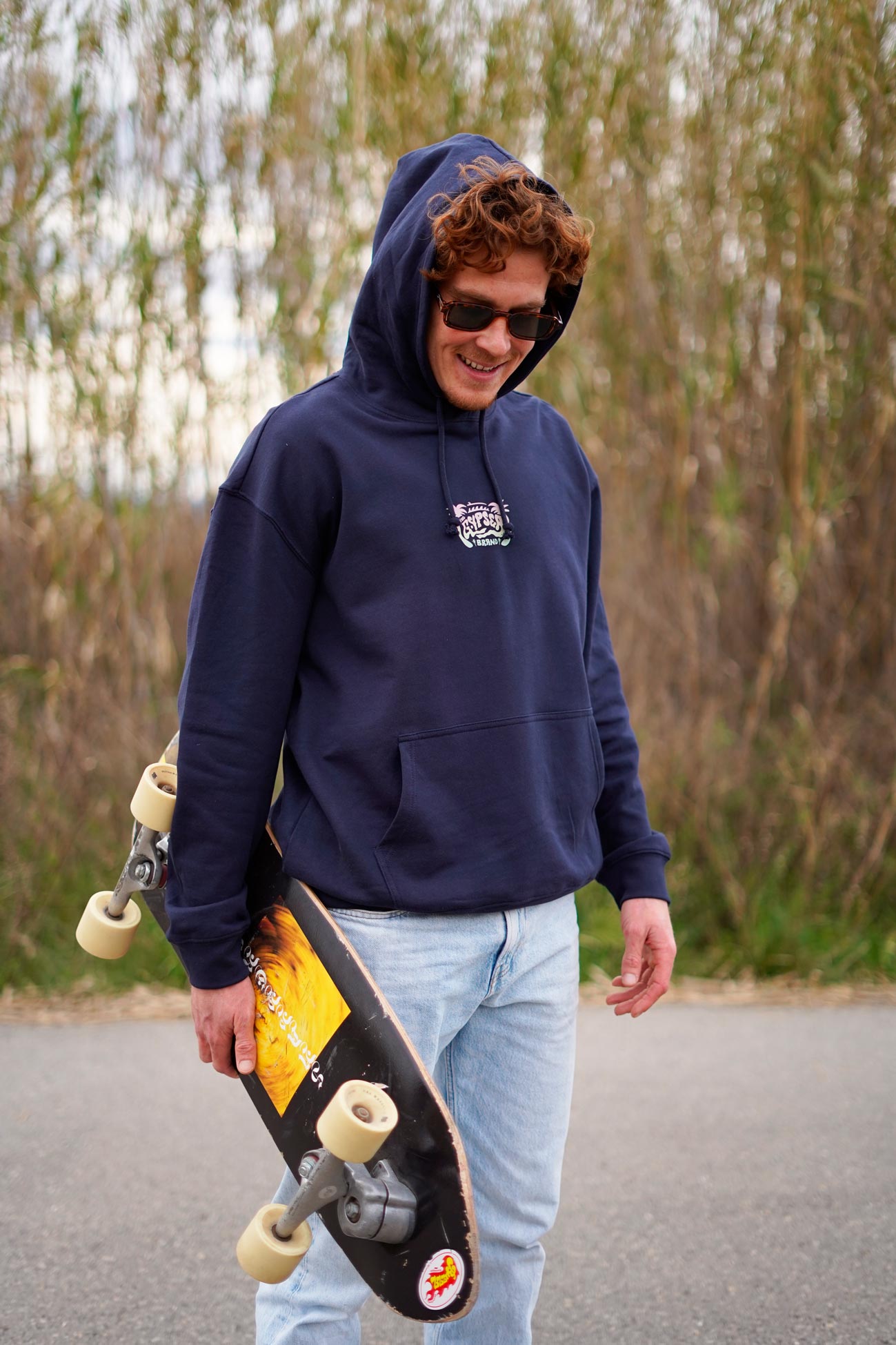 Nuestra sudadera Molokai en color azul marino, con un diseño surfero único y totalmente forrada con felpa perchada en su interior.