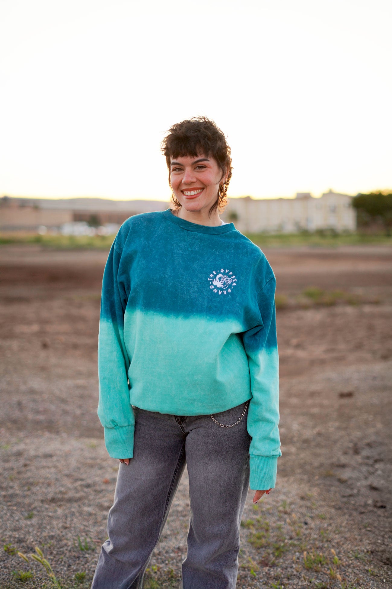 Sudadera con diseño bordado en el pecho le aporta un toque elegante y sofisticado.
