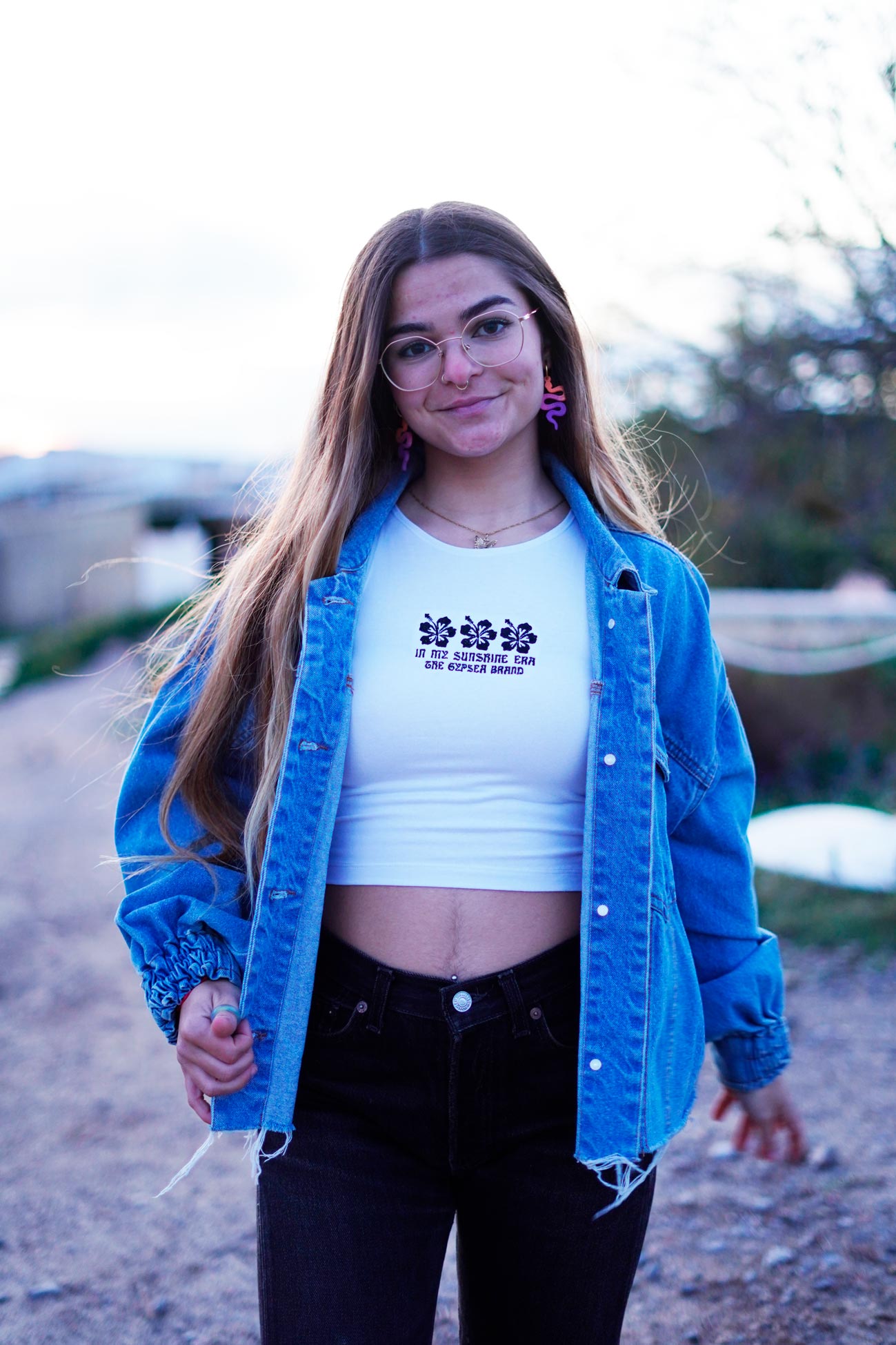 Corte crop y cuello de nadadora para un look moderno y favorecedor