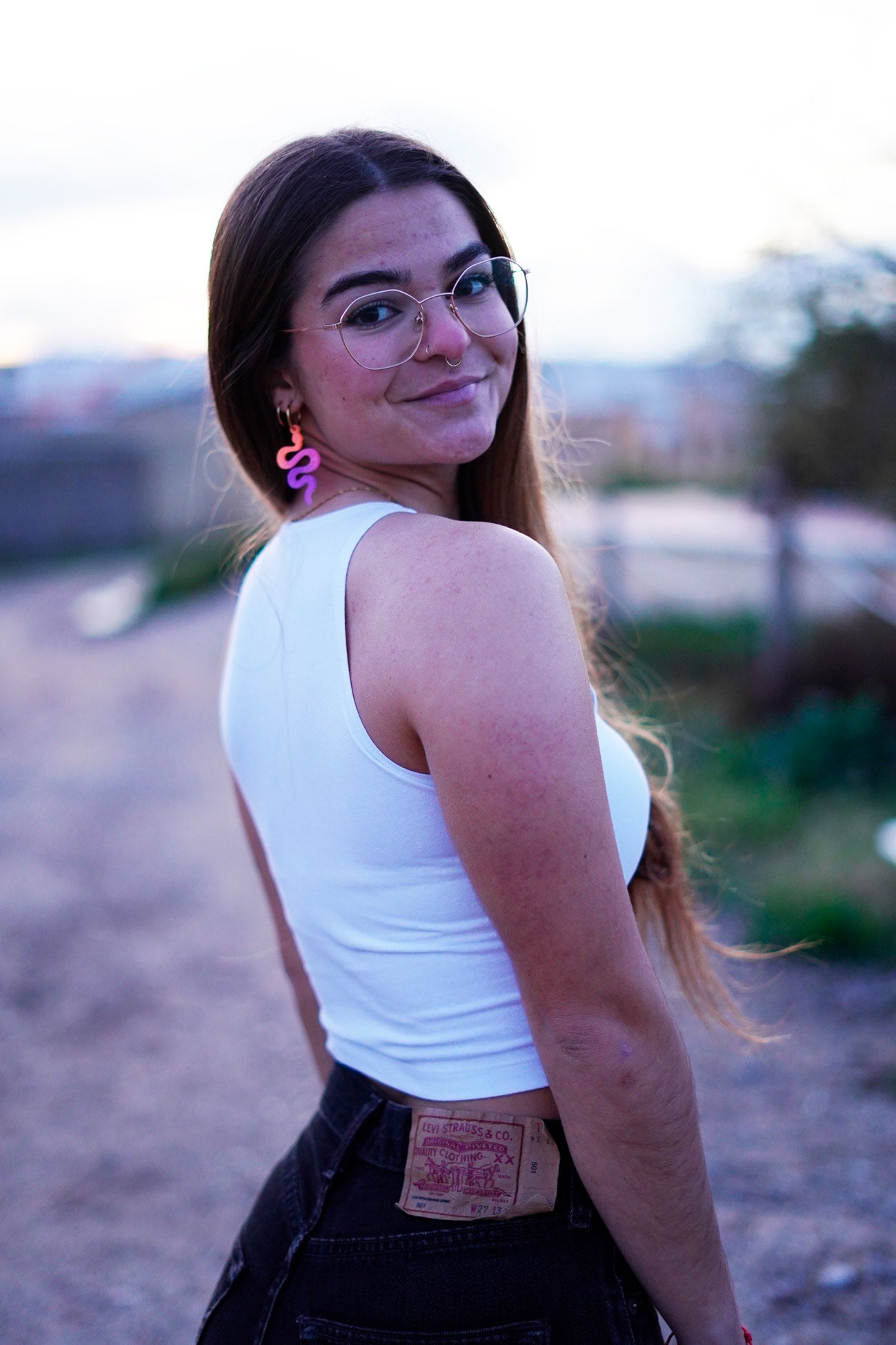 crop top blanco sin mangas, perfecto para el día a día, los días de playa
