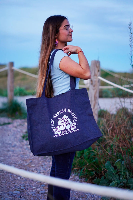 Este tote bag en color vaquero destaca por su gran tamaño y amplitud.