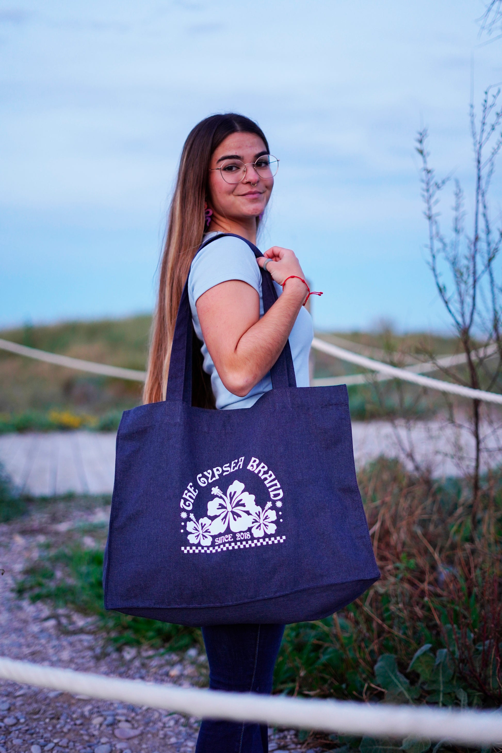 Shopping bag confeccionado en algodón resistente y de origen sostenible, es perfecto para acompañarte en tus actividades diarias o en viajes.